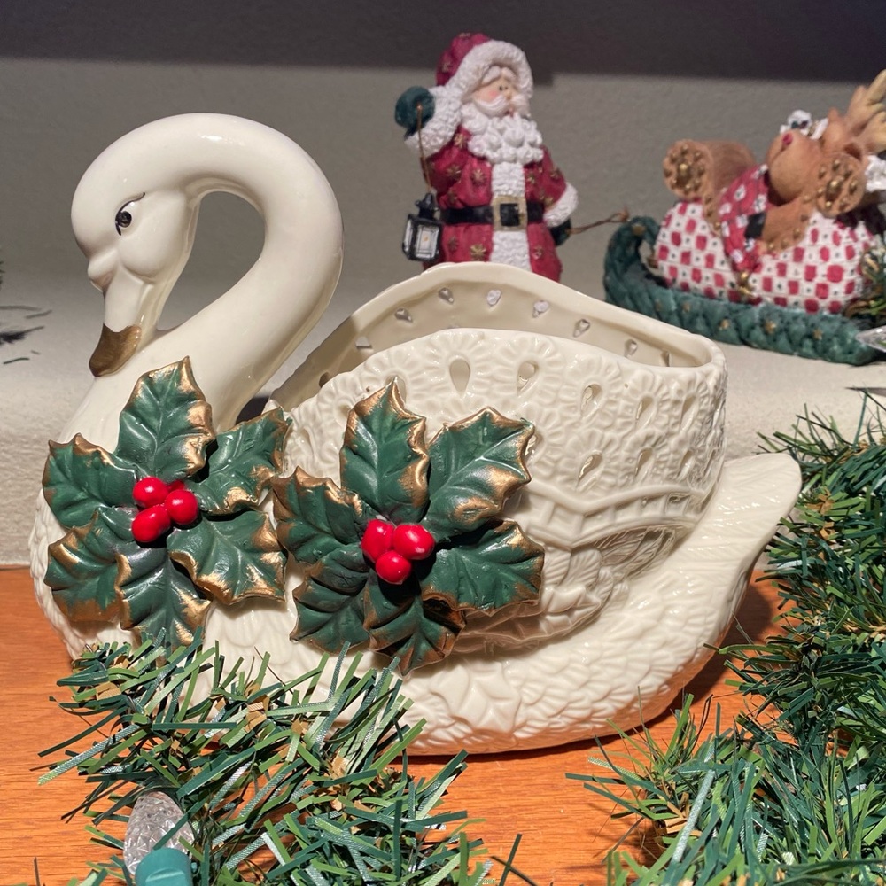 EUC Vintage Porcelain swan Christmas vase or planter